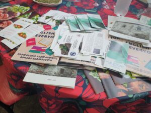 Заключителна конференция, 1–6 октомври 2026 г. Срещнахме се с всички наши бенефициенти. Заедно с преподаватели от Държавния университет „Илия“ – Мзия Кока, Олег Горгадзе и Марина Метревели – обсъдихме ползите от този проект и практическото му приложение сред целевата група. Също така връчихме сертификати за участие в проекта. Част от бенефициентите бяха членове на забележителна асоциация на жени винопроизводители: „Жени във винената индустрия“ – Тбилиси. Срещата се проведе в района на Чумлаки (Гурджаани) и беше инициирана от Мариет Марина Какиашвили-Руадзе, производител на органично вино. За мен беше изключително ценно да науча повече за предизвикателствата и успехите, с които те са се сблъсквали по своя път. Жените в лозарския и винарския сектор внасят уникална елегантност, прецизност и характер в индустрията – качества, които ясно проличават във всяка капка от виното, което произвеждат. Разговорите ни преминаха в атмосфера на гостоприемство, професионализъм и страст. Имах възможността да представя нашите прекрасни вина и продуктови серии, създадени от https://sisindustries.bg/ под марката @Minkov Brothers – безспорен лидер както на българския, така и на световния пазар. Създадени чрез съвременни технологии, всяка от сериите притежава свой собствен, силно изразен характер. Истински впечатлихме дамите с разнообразието и качеството на вината от родината ми! Виното има силата да сближава хората, но когато е създадено от вдъхновяващи жени, то носи особена магия! https://wiwi.ge/ – Сърдечни благодарности на прекрасните жени производители за вдъхновяващата среща, споделените истории и изключителните вина, които дегустирахме. Вашата страст, прецизност и усърден труд са доказателство, че силата на жените във винения сектор върши чудеса. Вярвам, че това е само началото на едно ползотворно бъдещо сътрудничество и нови общи успехи.